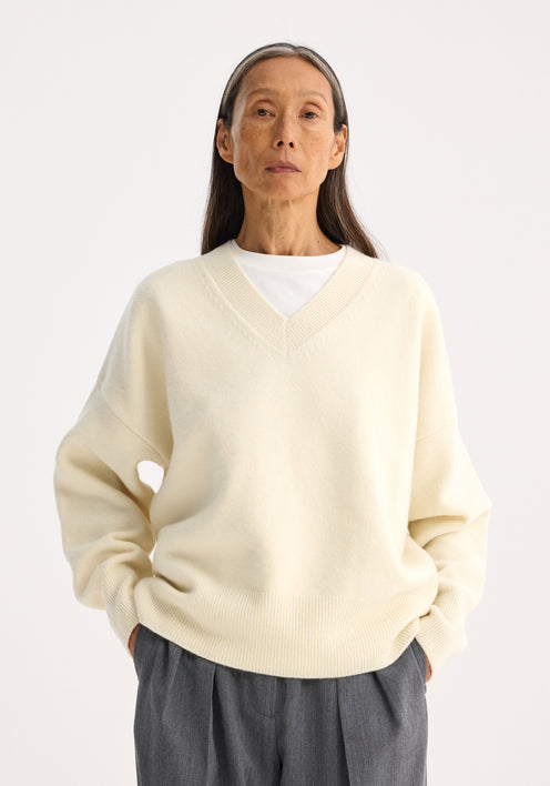 Classic v-neck jumper | off white