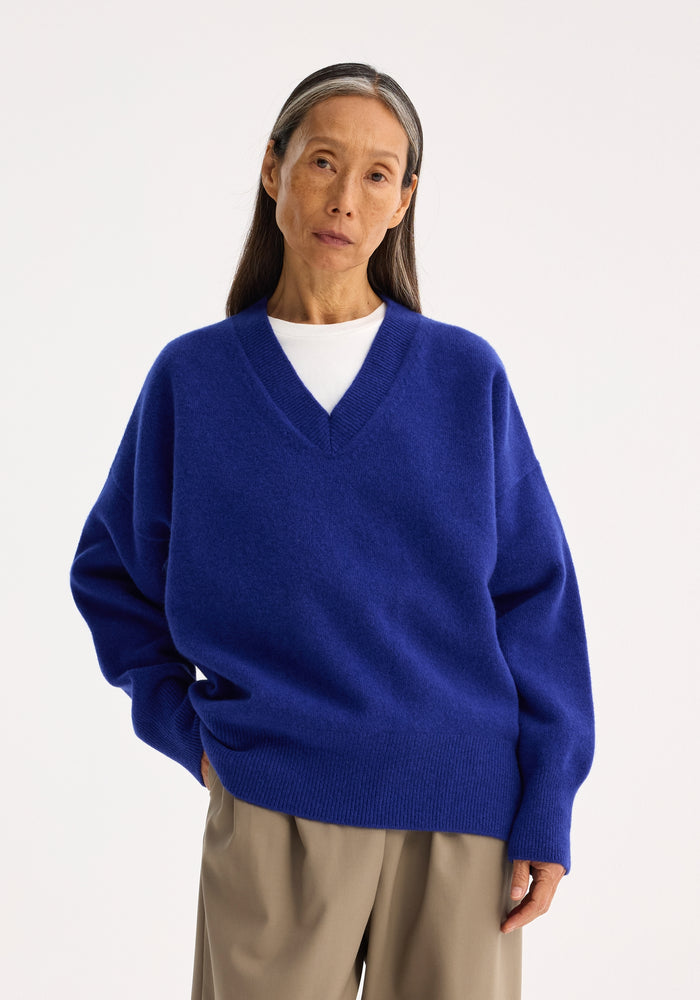 Compact knitted V-neck jumper | indigo