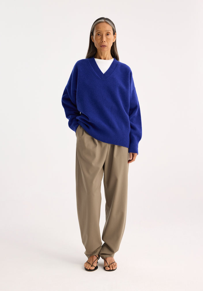 Compact knitted V-neck jumper | indigo