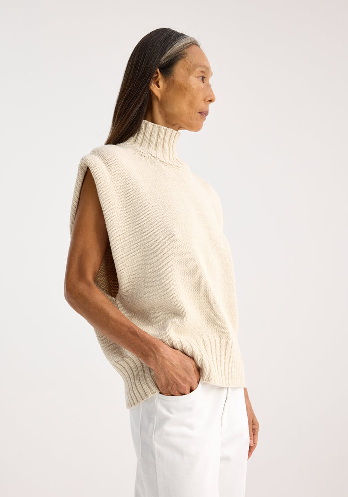 Wool sleeveless turtleneck | cream