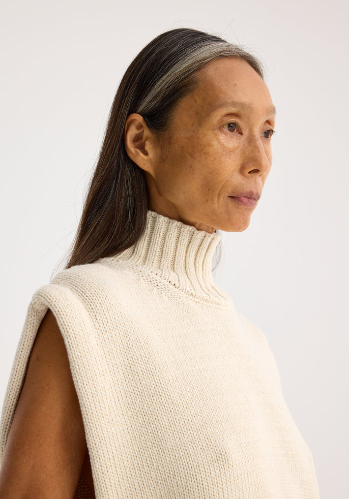 Wool sleeveless turtleneck | cream