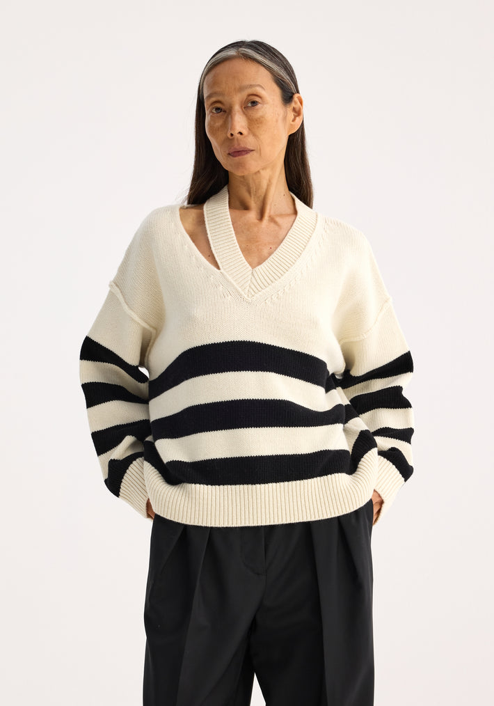 Deconstructed cashmere knitted breton V-neck | Off white / black wide stripe