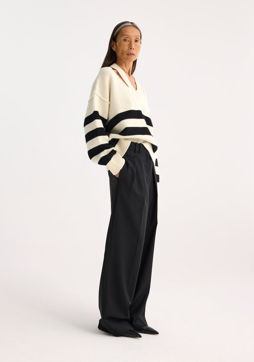 Deconstructed cashmere knitted breton V-neck | Off white / black wide stripe