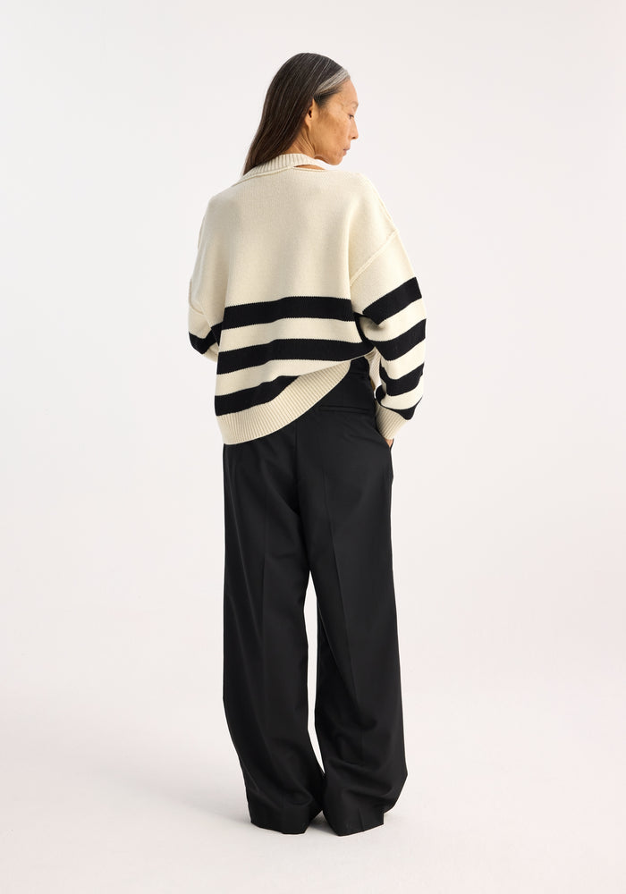 Deconstructed cashmere knitted breton V-neck | Off white / black wide stripe