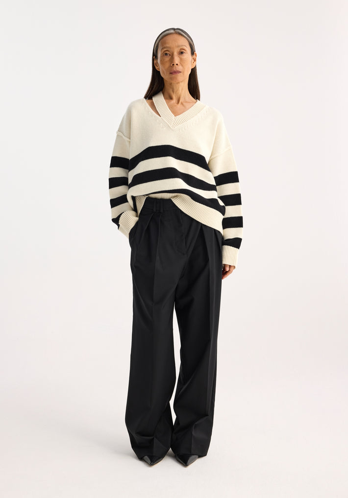 Deconstructed cashmere knitted breton V-neck | Off white / black wide stripe