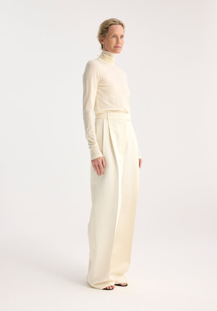 High-waist tailored off white trousers | off white