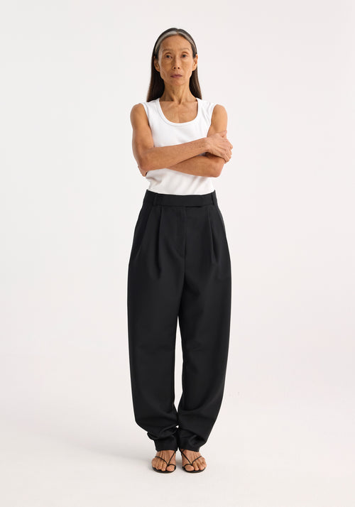 Round leg shaped tailored trousers | black