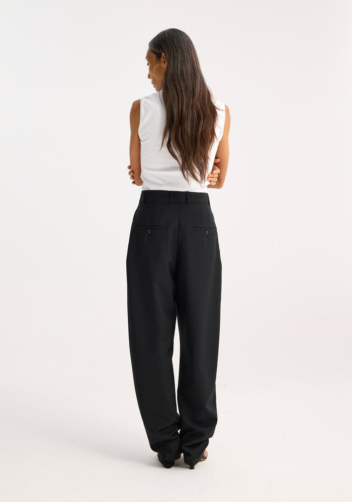 Round leg shaped tailored trousers | black