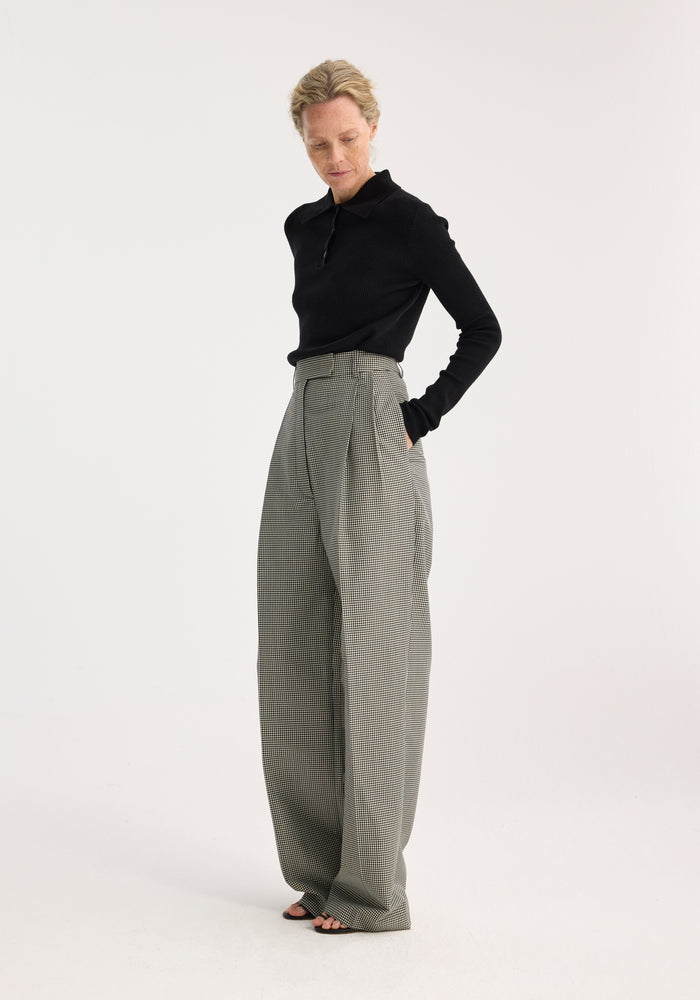 High-waist tailored mini check trousers | cream / black small check