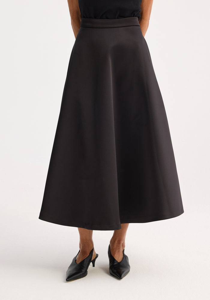 Voluminous a-line satin skirt | black