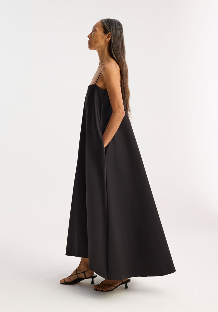 Voluminous satin evening dress | black