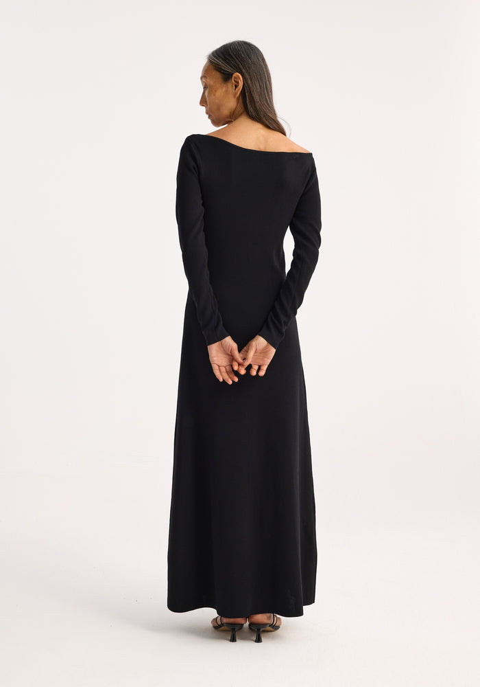 Off-shoulder knitted dress | black