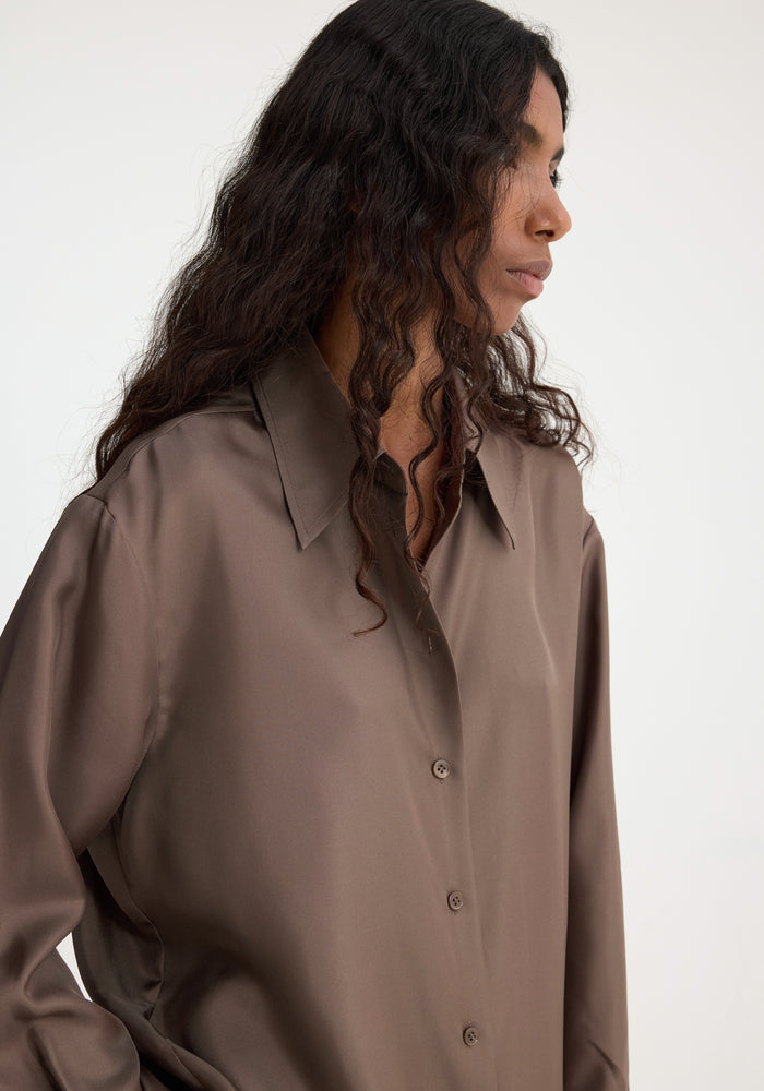 Signature elongated silk shirt | taupe