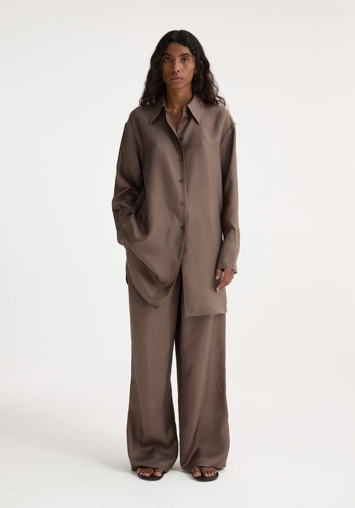 Signature elongated silk shirt | taupe