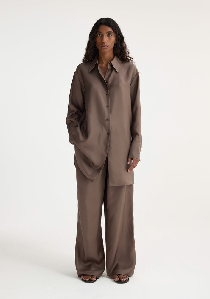 Signature elongated silk shirt | taupe