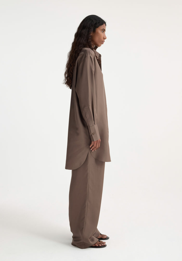 Signature elongated silk shirt | taupe