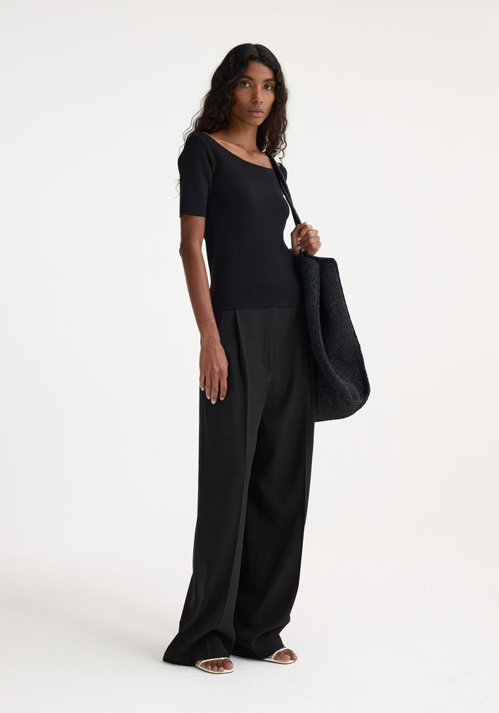 Mid-waisted pleated trousers | black