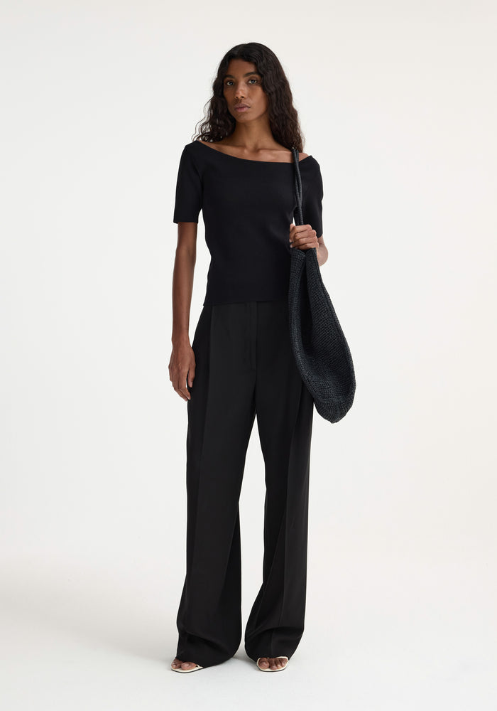 Mid-waisted pleated trousers | black