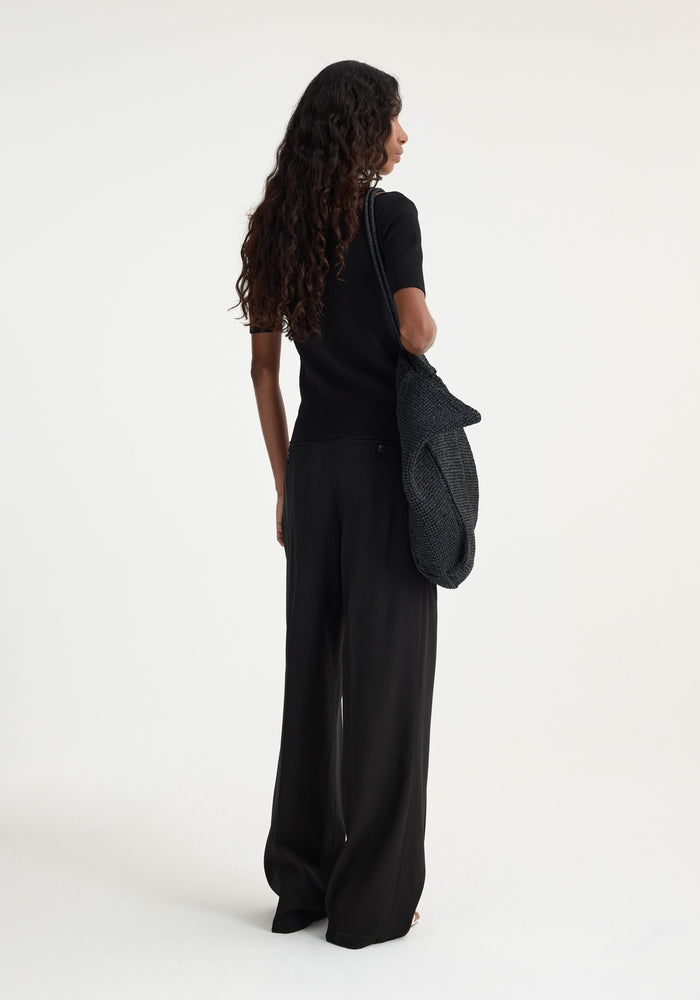 Mid-waisted pleated trousers | black