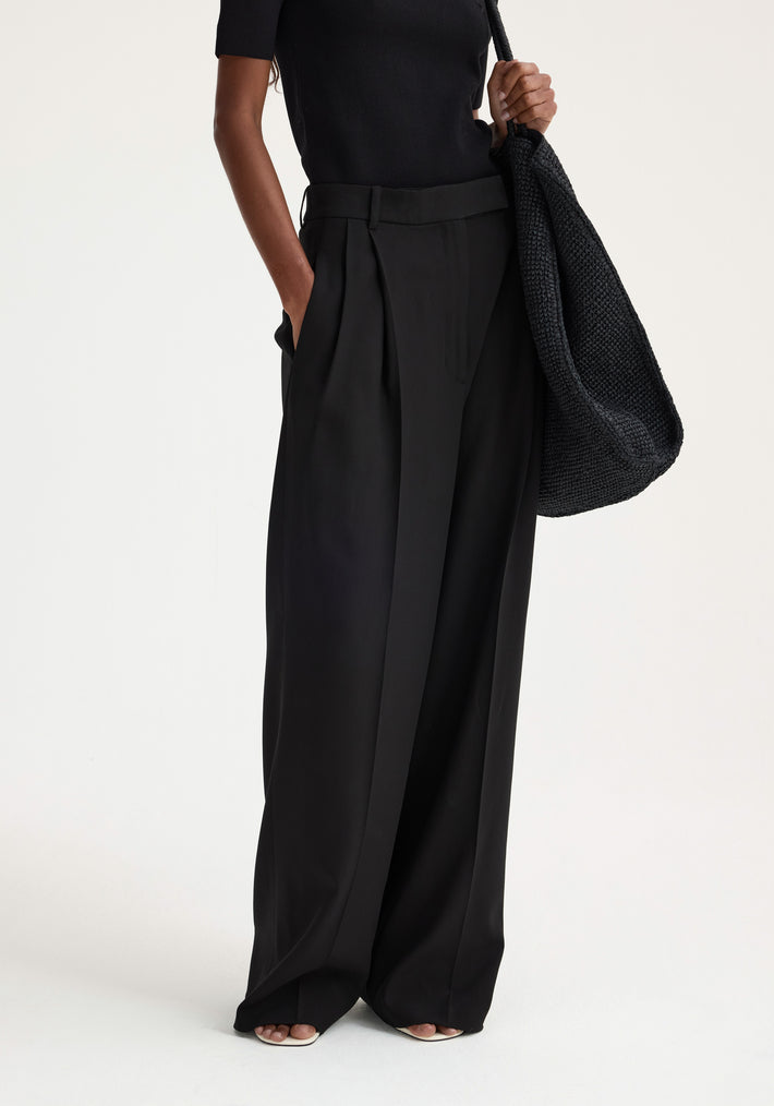 Mid-waisted pleated trousers | black