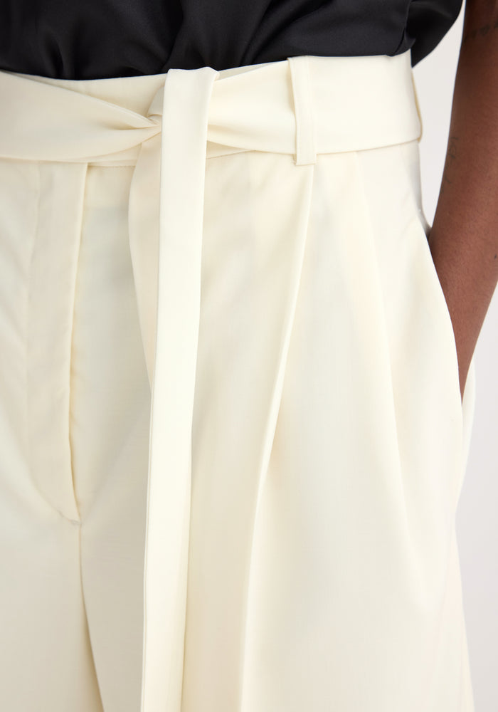 Tailored belted shorts | off white