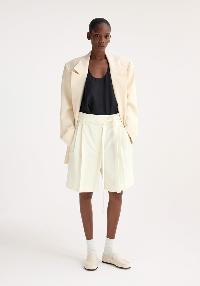 Tailored belted shorts | off white