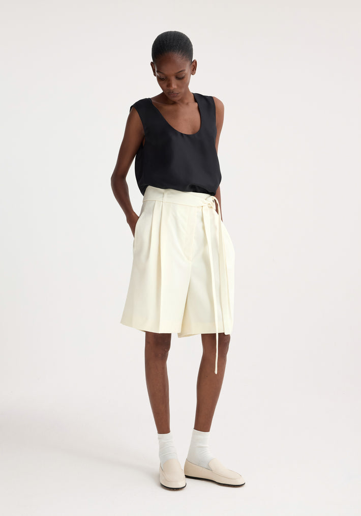 Tailored belted shorts | off white