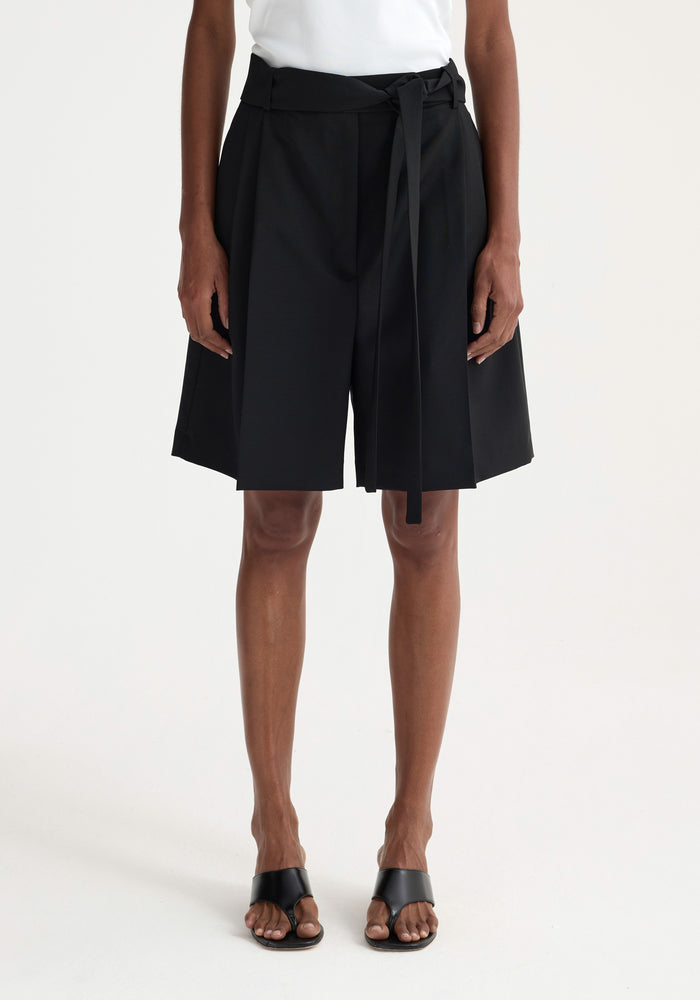 Tailored belted shorts | black