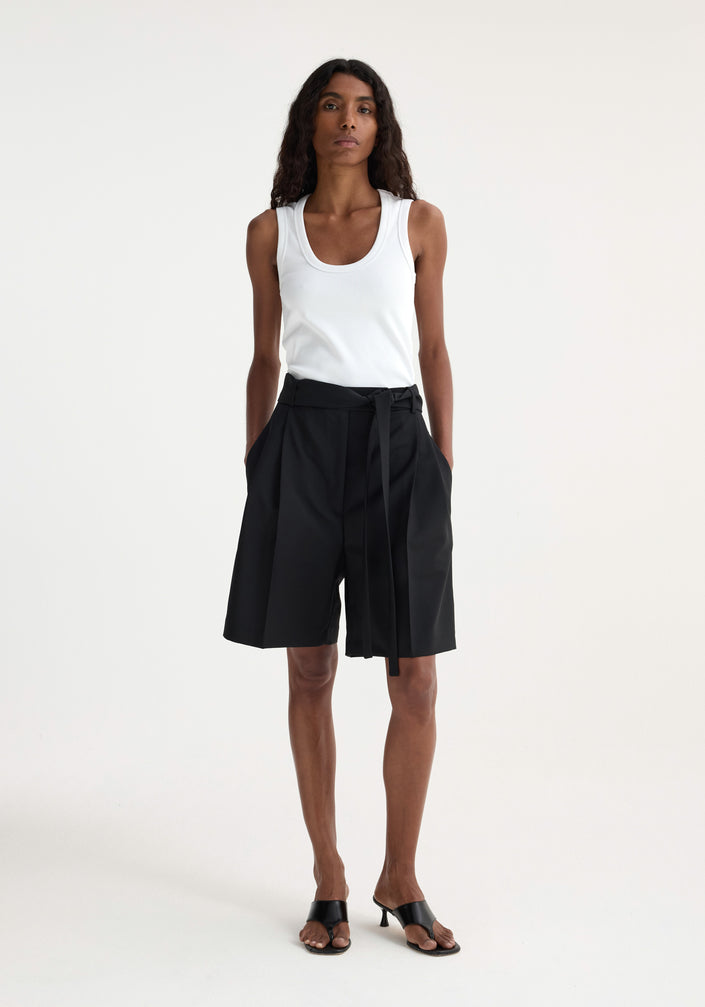 Tailored belted shorts | black