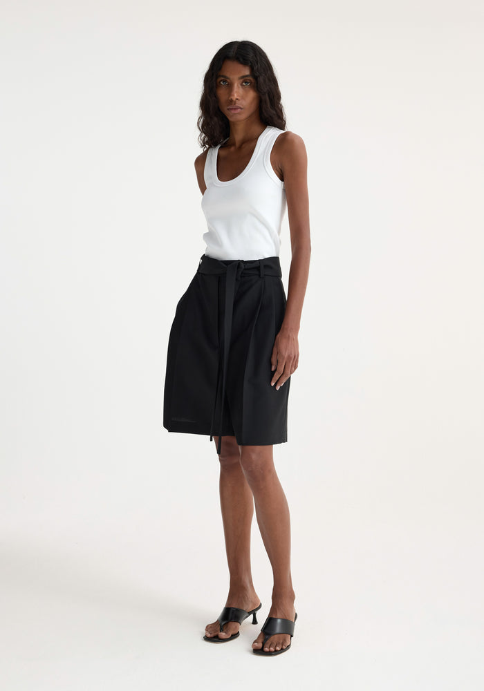 Tailored belted shorts | black