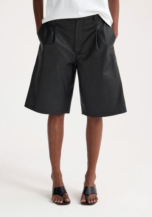 Leather loose-fit shorts | black