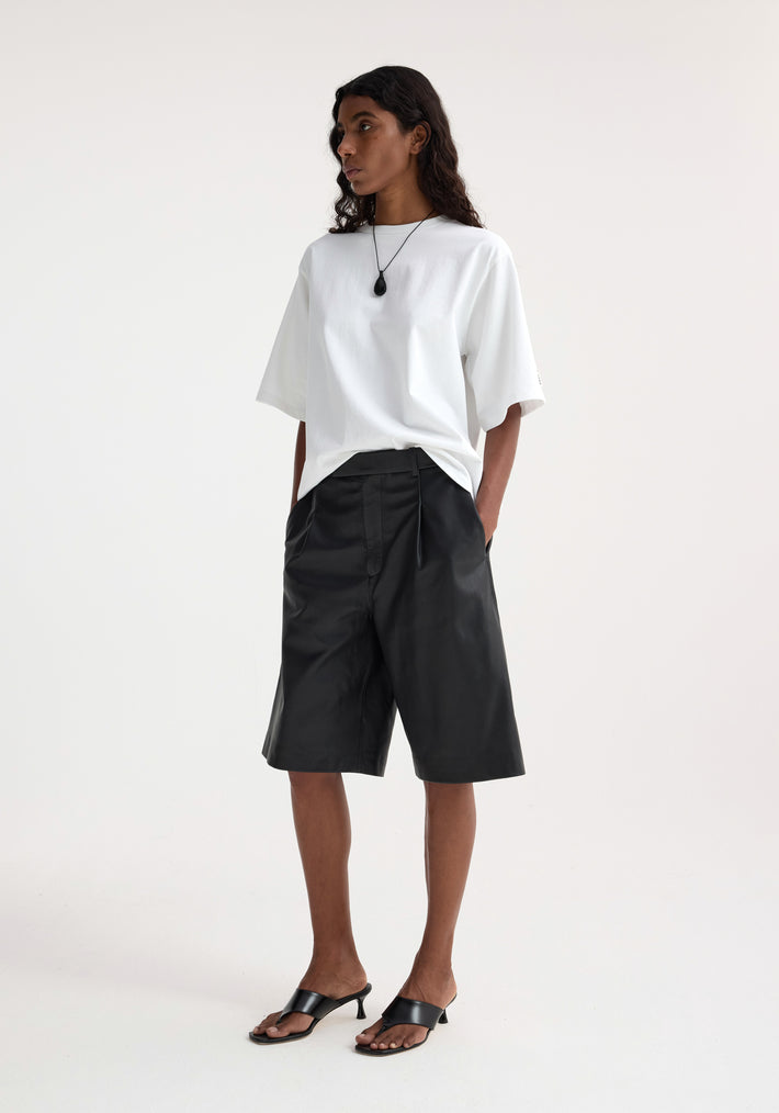 Leather loose-fit shorts | black