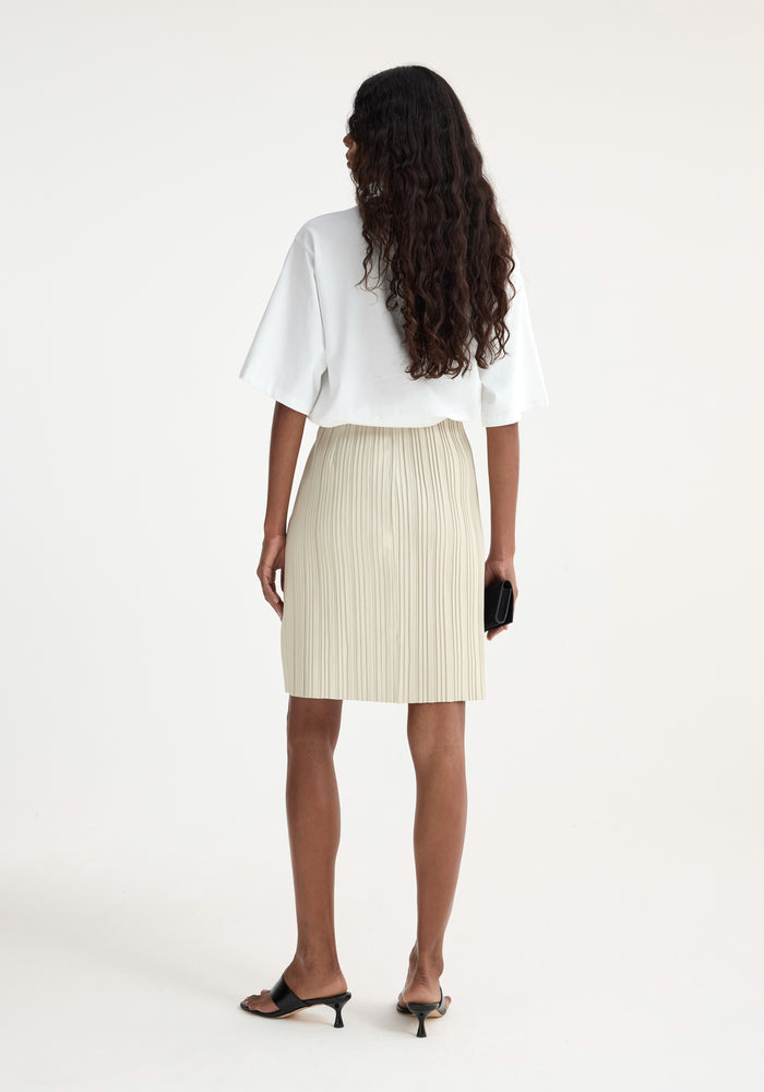 Plissé leather skirt | chalk