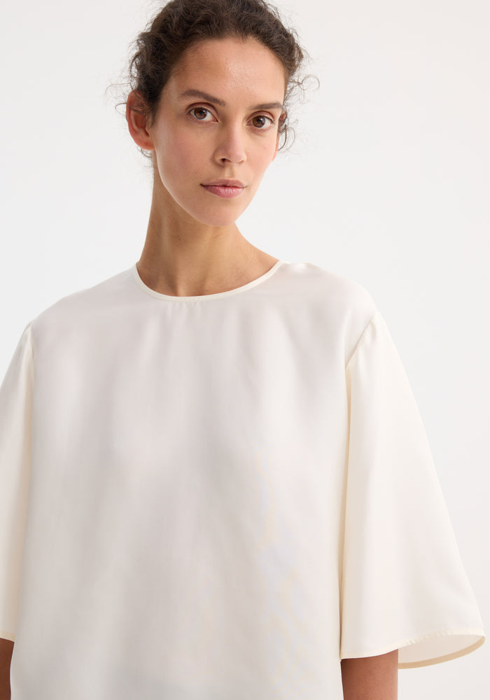 Buttoned silk top | cream