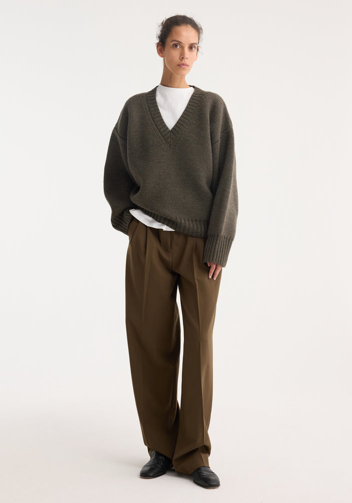 Sculptural compact v-neck | forest melange