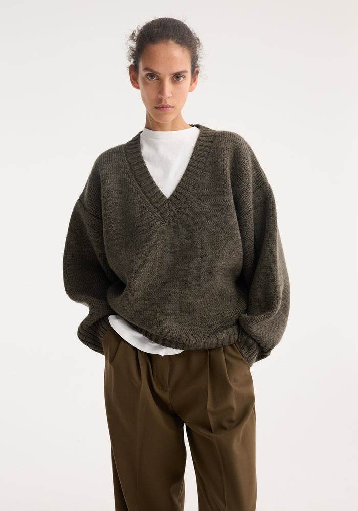 Sculptural compact v-neck | forest melange