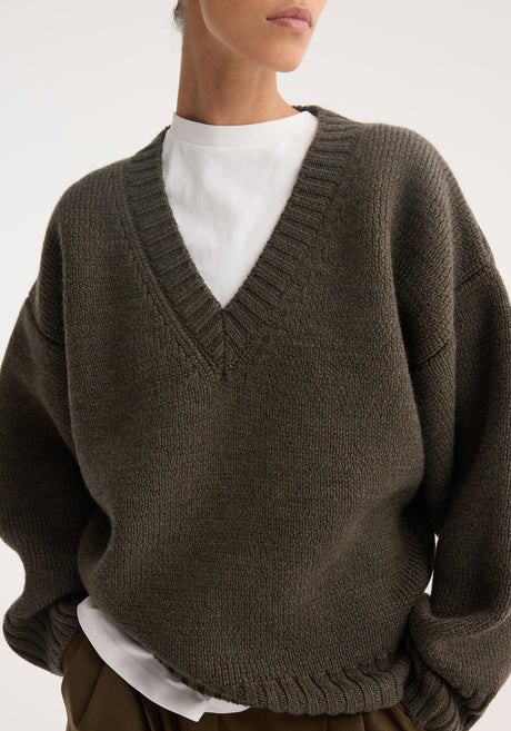 Sculptural compact v-neck | forest melange