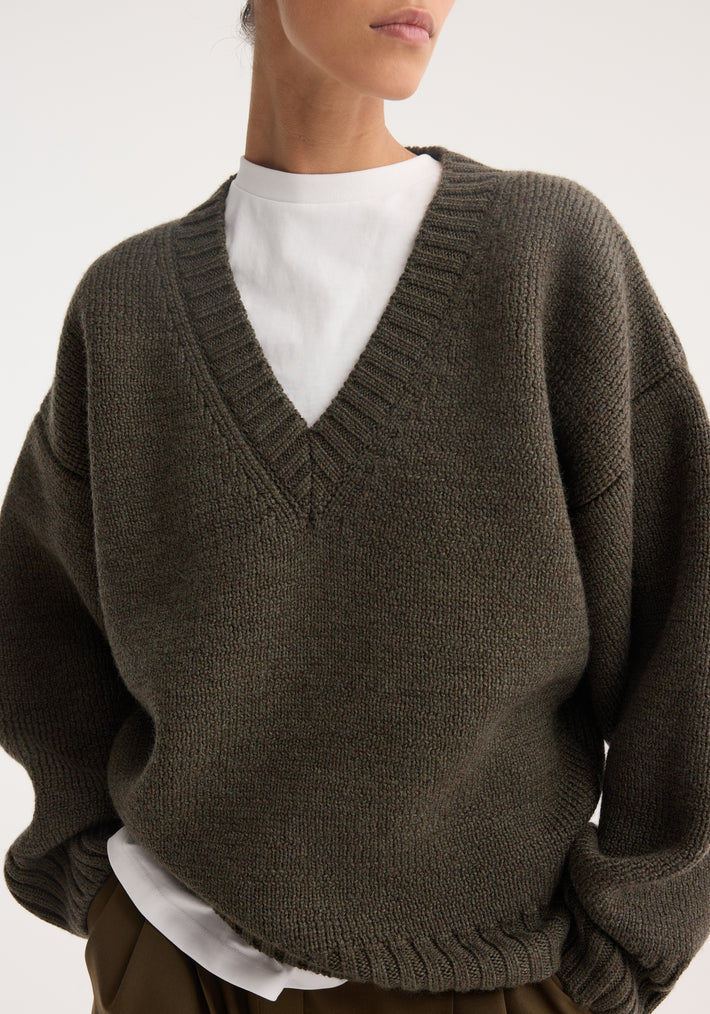 Sculptural compact v-neck | forest melange