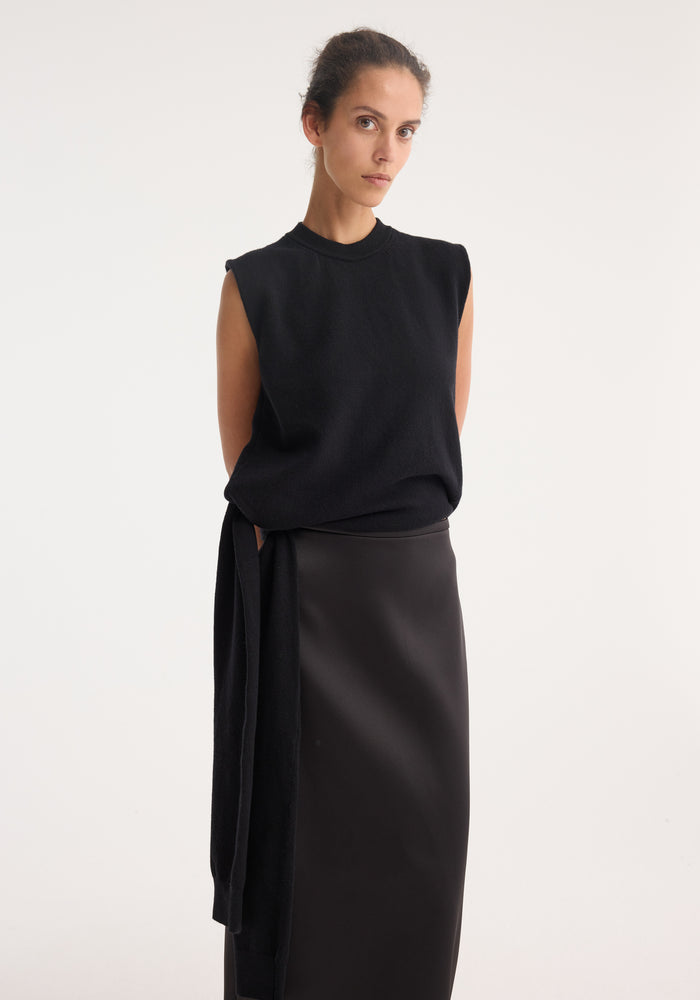 Crewneck open back sash wrap top | black