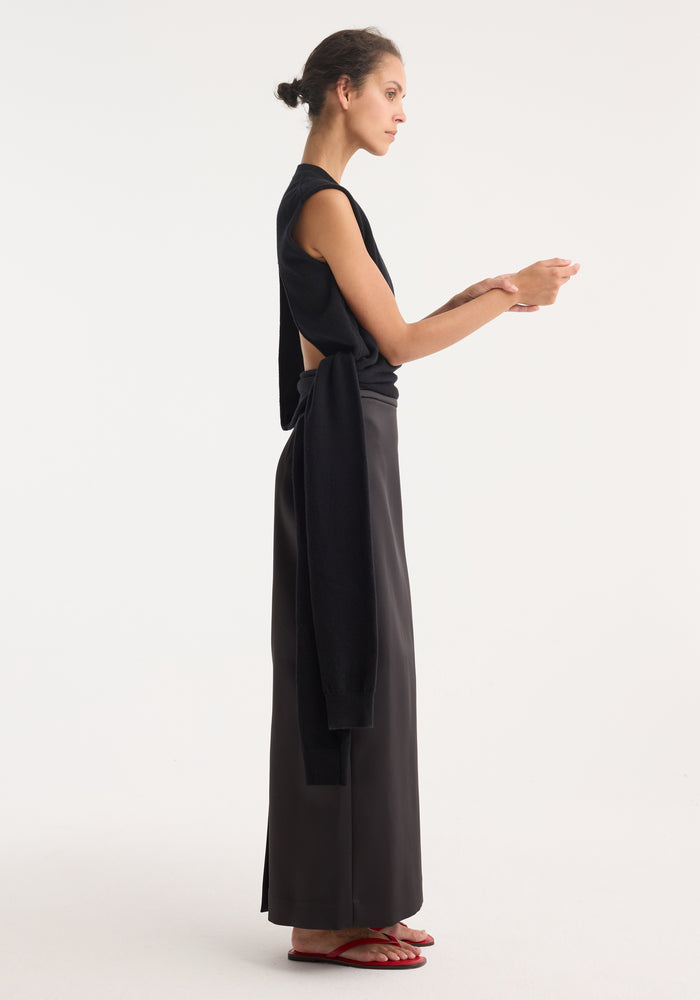 Crewneck open back sash wrap top | black