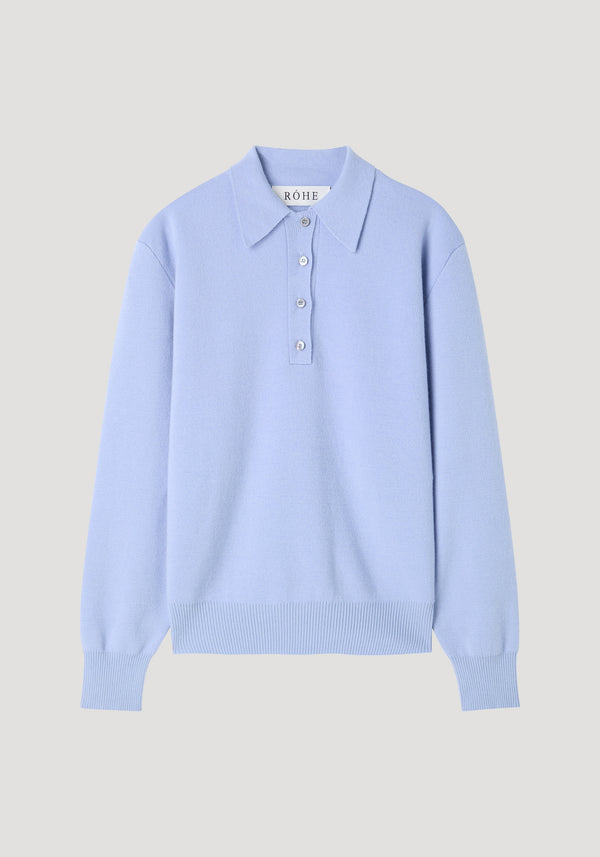 Compact knitted polo in pastel-lilac, featuring a pointed collar, short button placket, long sleeves with ribbed cuffs, and a woven RÓHE label at the back.