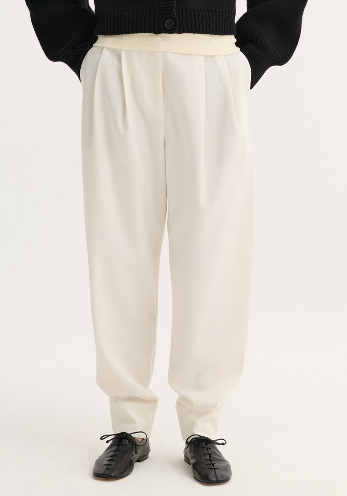 Barrel leg trousers | off white
