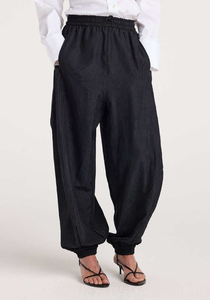 Balloon track pants | black