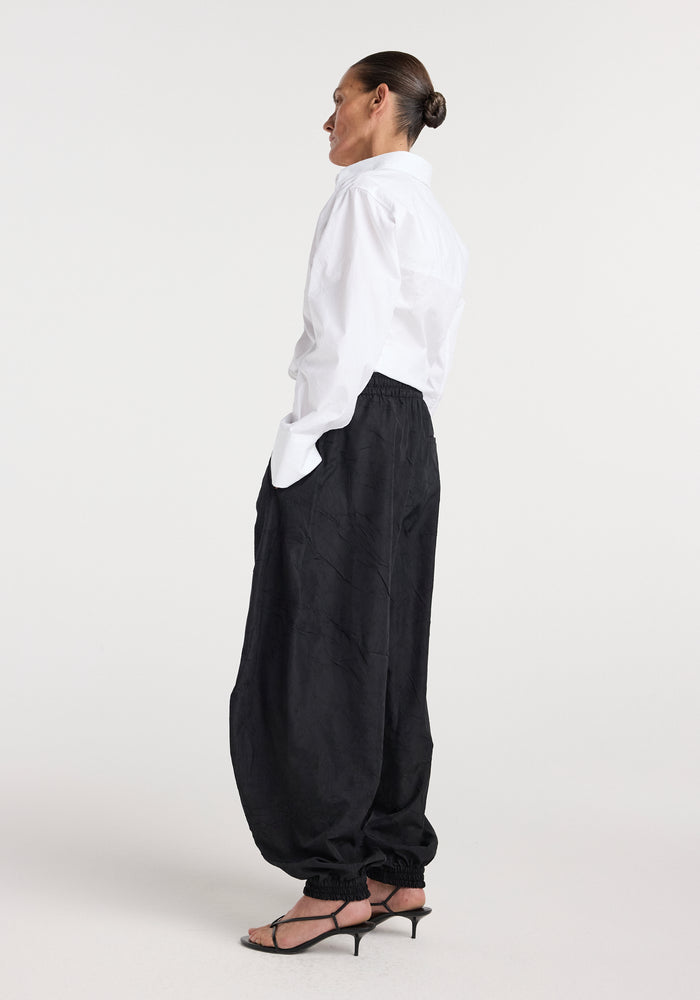 Balloon track pants | black