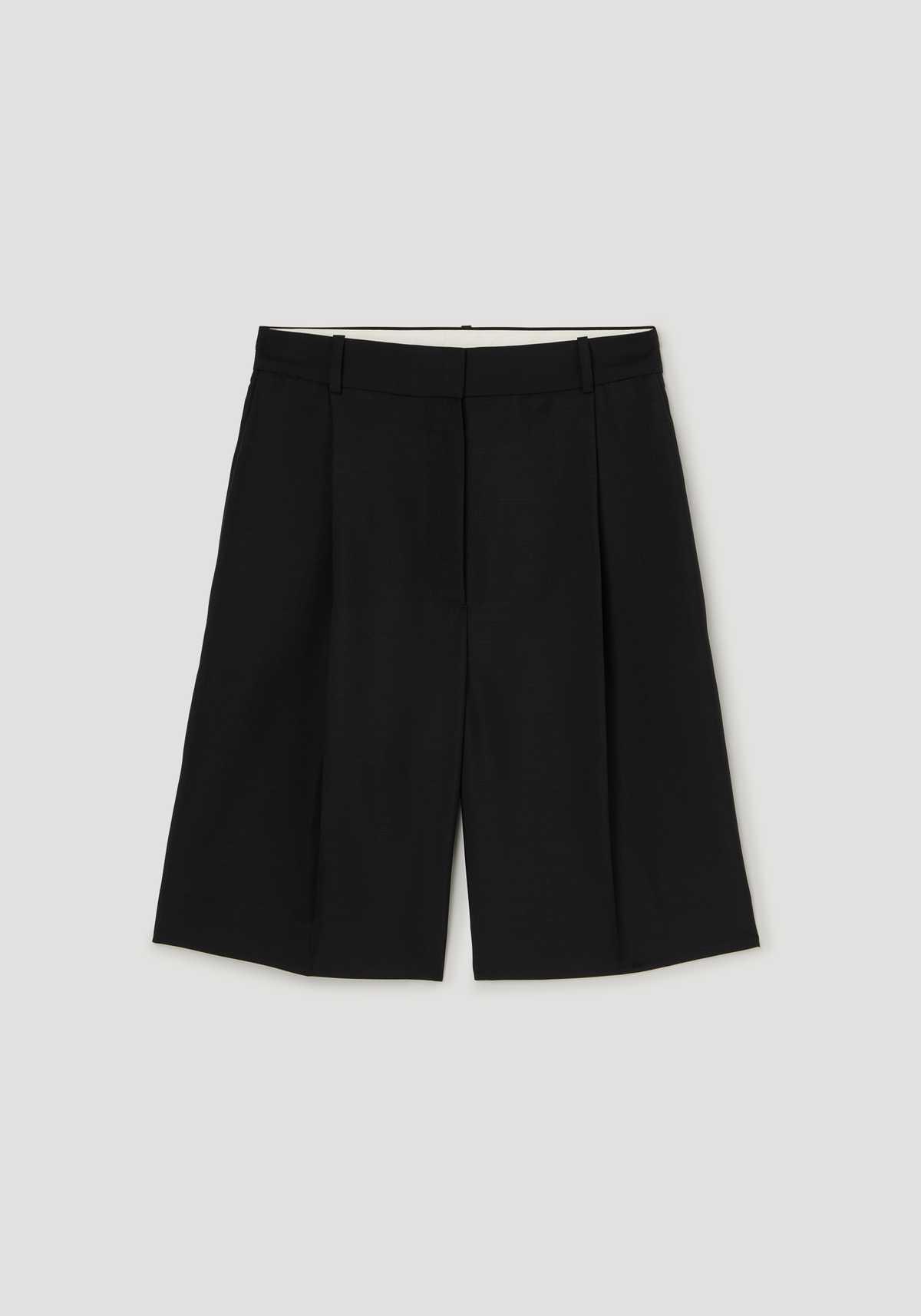 Tailored single pleat shorts | black, featuring knee-length design with side pockets, belt loops, and front fly, showcasing structured yet breathable wool-mohair blend fabric.