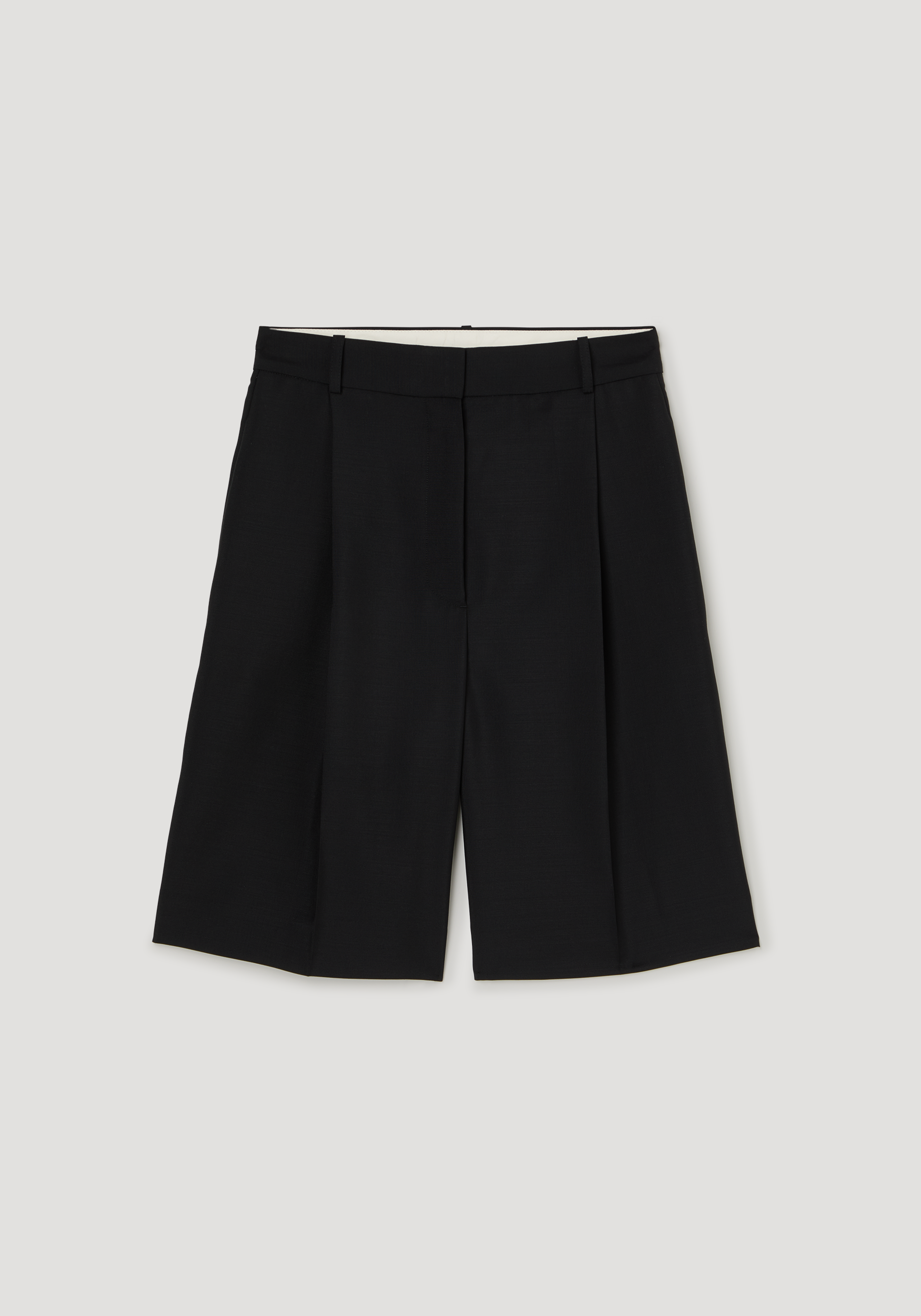 Tailored single pleat shorts | black, featuring knee-length design with side pockets, belt loops, and front fly, showcasing structured yet breathable wool-mohair blend fabric.