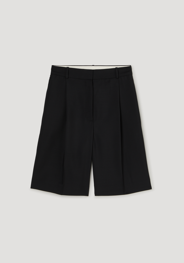 Tailored single pleat shorts | black, featuring knee-length design with side pockets, belt loops, and front fly, showcasing structured yet breathable wool-mohair blend fabric.