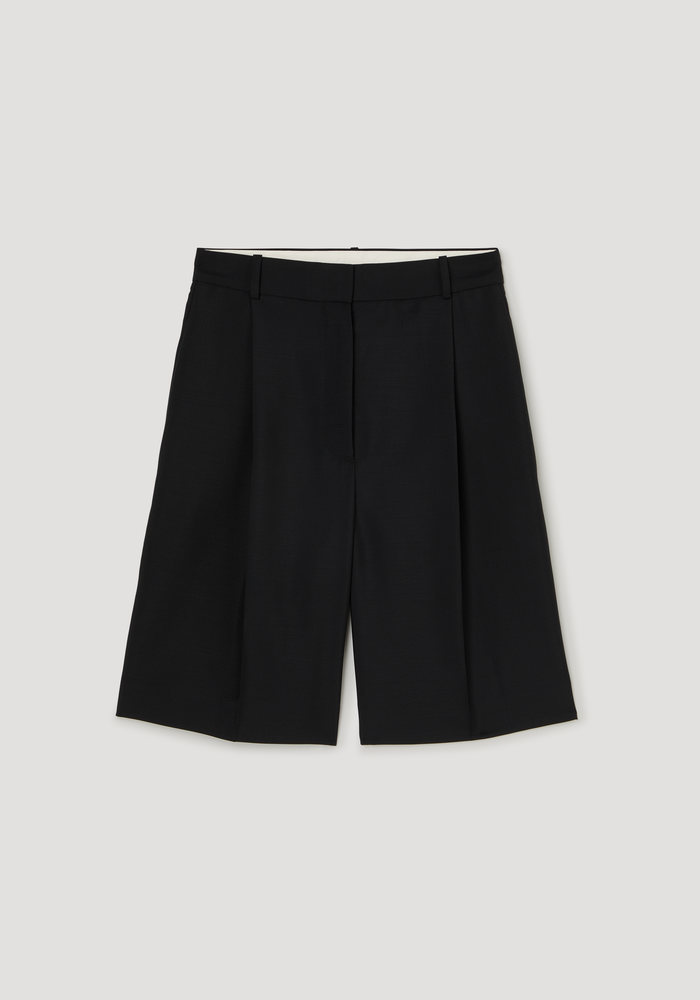 Tailored single pleat shorts | black
