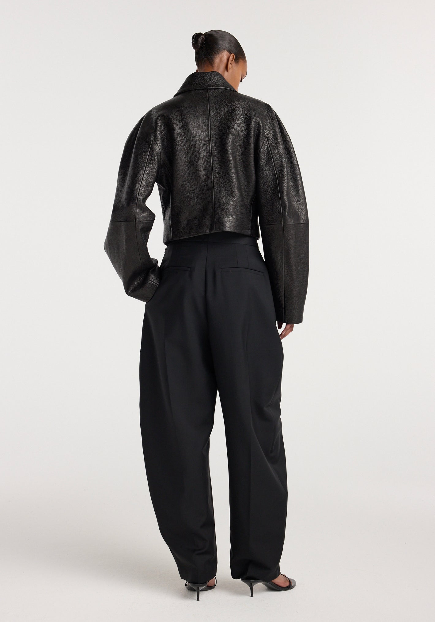 Rounded grain leather cropped jacket | black