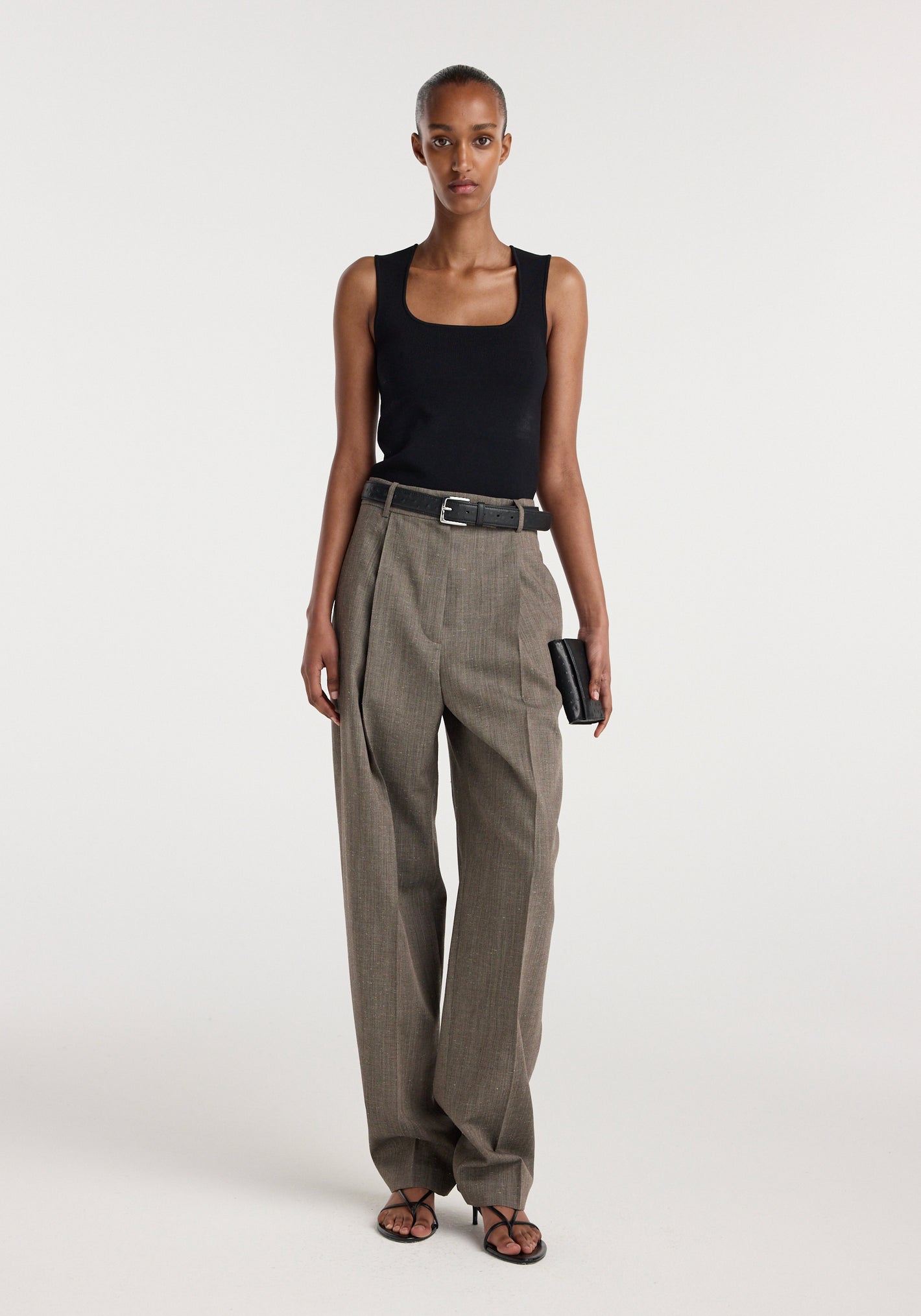 Daria - Single pleat tapered trousers | earth slub